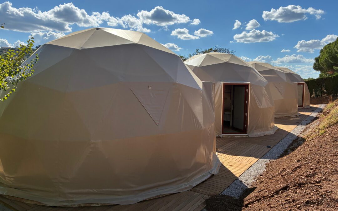 Módulos plegables y Domos que van más allá de viviendas